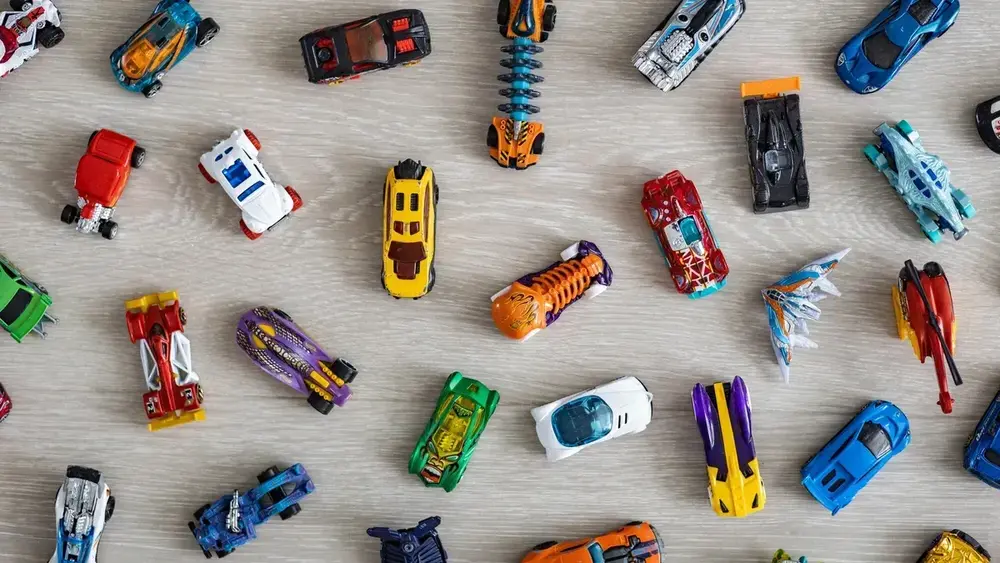 Como criar histórias e circuitos com carrinhos sem depender de uma pista enorme