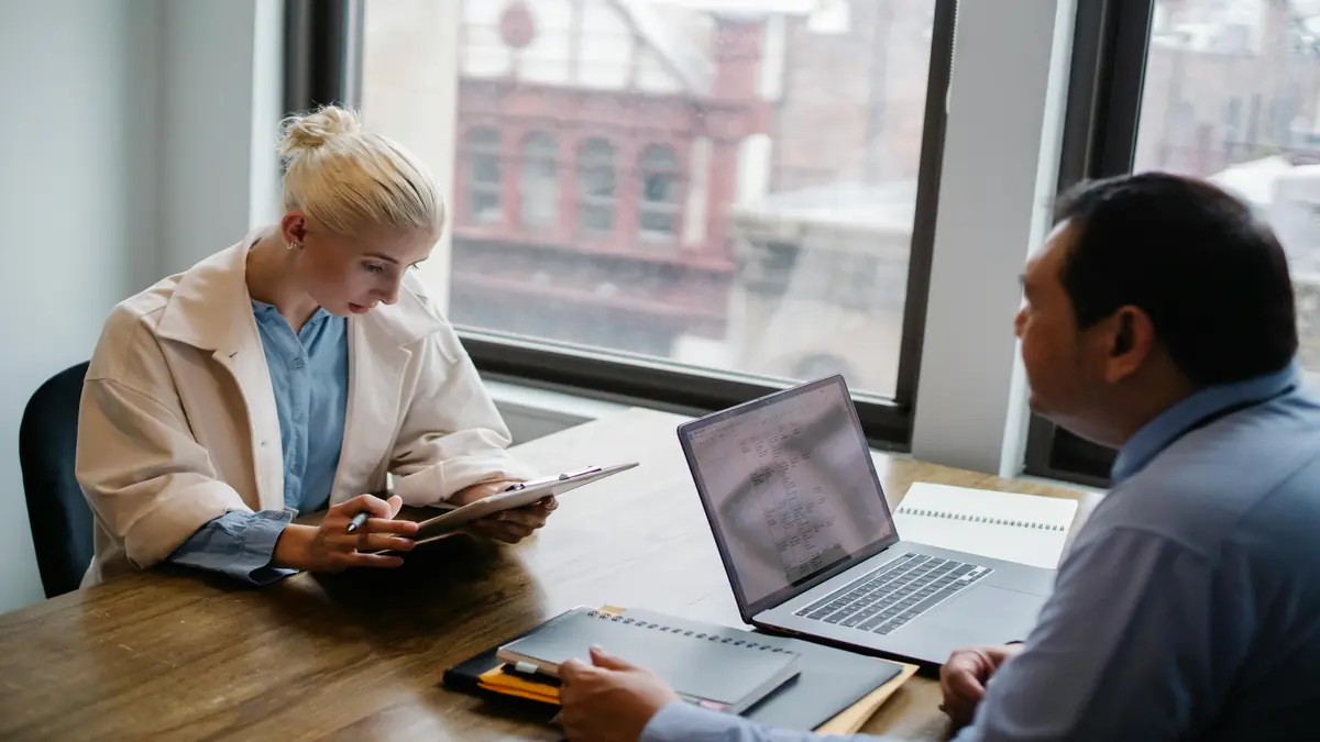 Contratar uma empresa especializada