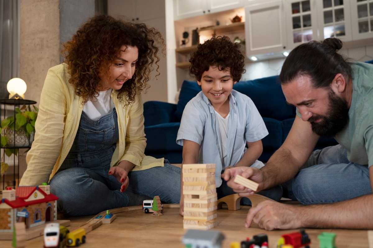 Jogos e brincadeiras em família estimulam o vínculo e a interação 