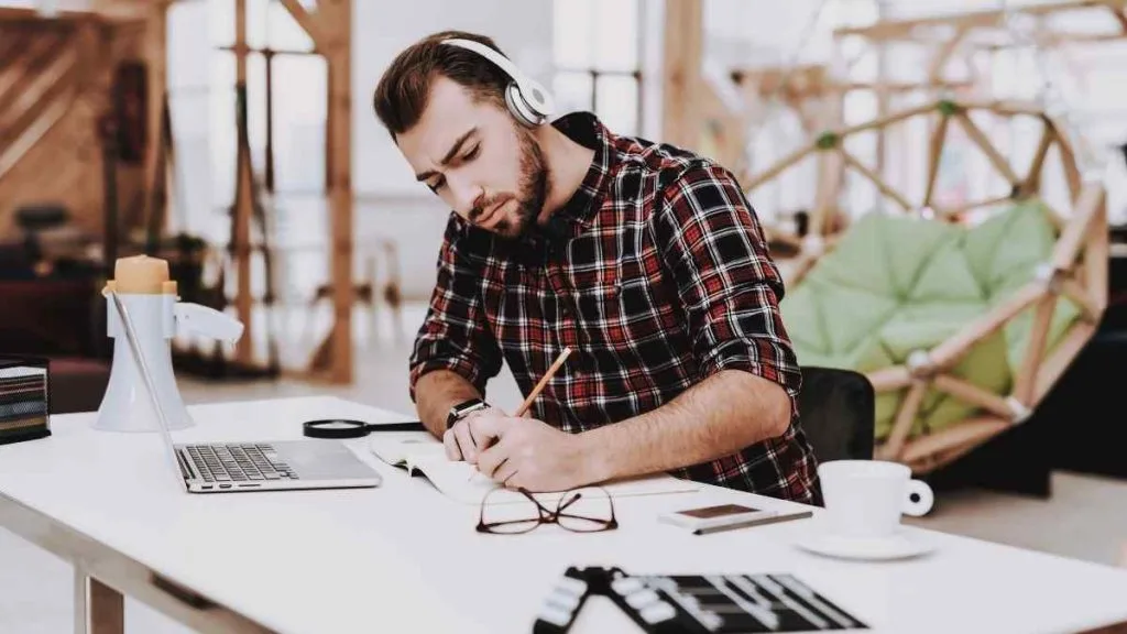 Música no trabalho, essa prática pode auxiliar seu funcionário?