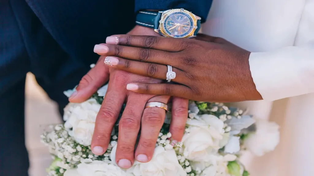 Anel de noivado junto com aparadores de aliança