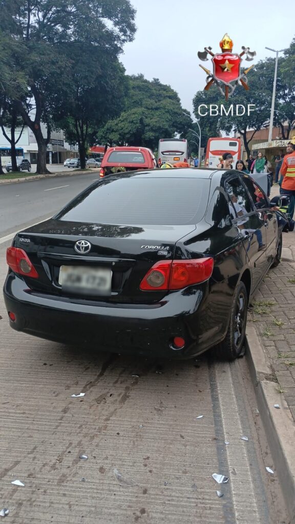Colisão entre carro e ônibus fere dois na Asa Sul