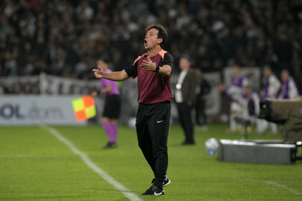 Corinthians e Palmeiras empatam com duas expulsões Corinthians e Palmeiras empatam com duas expulsões