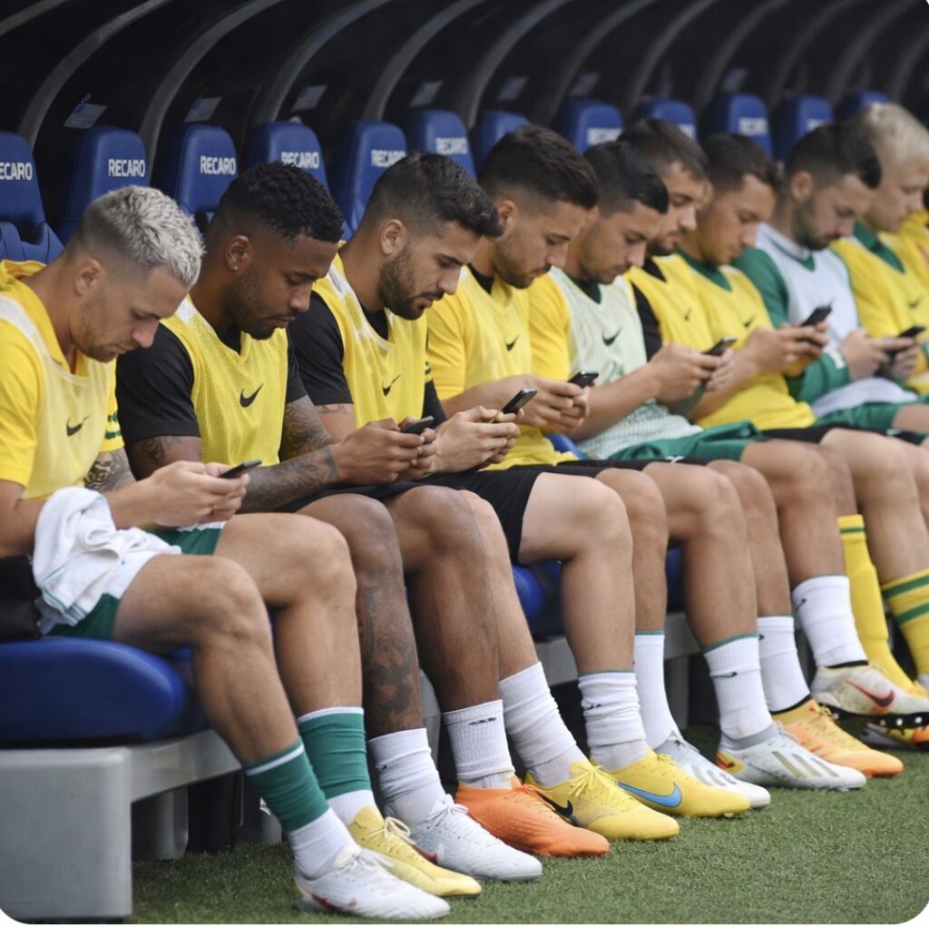 STJD flexibiliza uso de celular no banco STJD flexibiliza uso de celular no banco