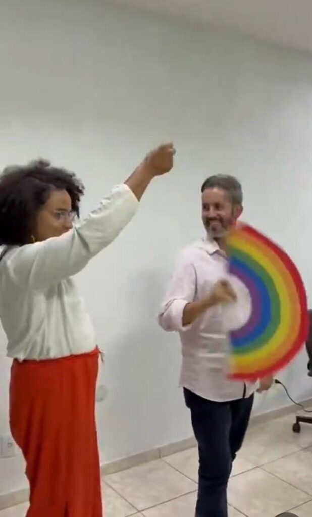 Candidato do PT aprende a bater leque em aula com travesti