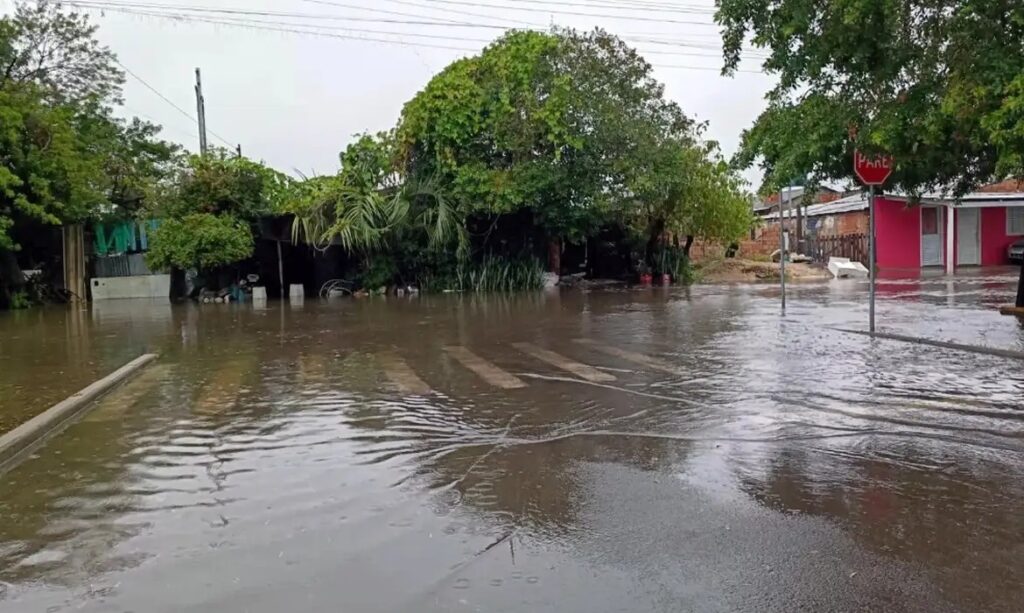 Chuvas no RS deixam 500 desalojados; emergência e rodovias interditadas