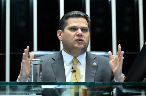 Empresários pedem adiamento do fim da escala 6x1, mas Alcolumbre evita compromisso