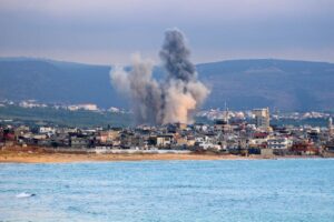 EUA abatem 4 drones iranianos e atacam base em Bandar Abbas