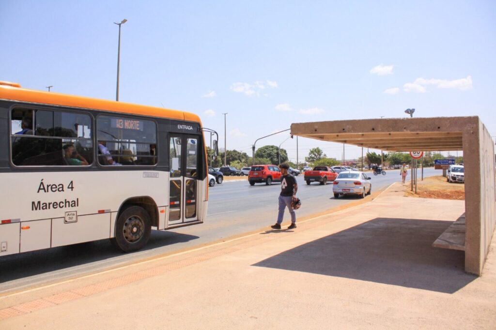 Roubos em ônibus do DF caem 52% com pagamento digital
