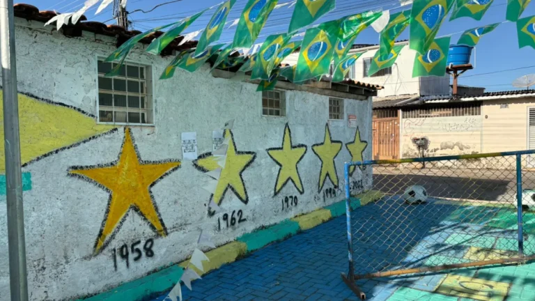 Moradores transformam beco no Cruzeiro para torcer pelo Brasil