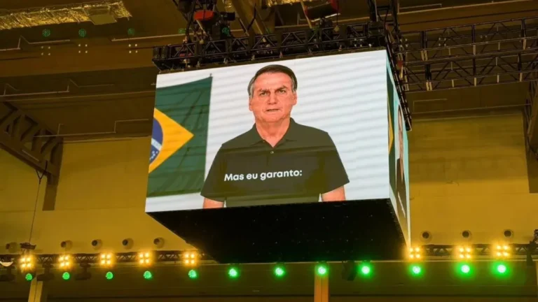 Flávio Bolsonaro usa IA em vídeo e nega ilegalidade ao TSE