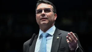 Flávio Bolsonaro nega deixar corrida e fala em ‘guerra psicológica’