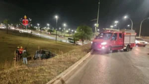 news 144902 carro capota na epia sul e motorista levado ao hos 1