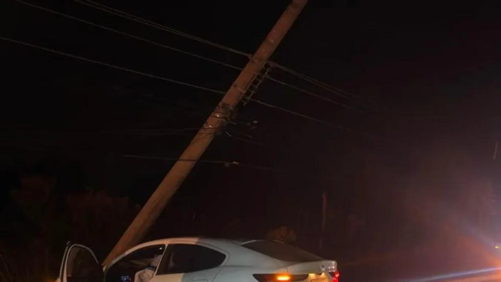 Carro bate em poste no Altiplano Leste e condutor não se feriu